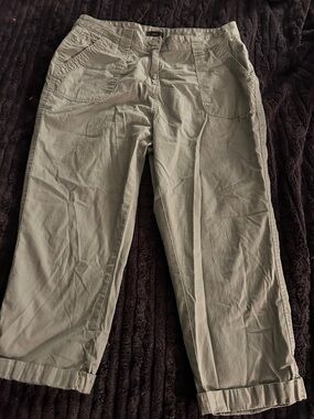 Relaxed Crop Capris in Light Olive Green